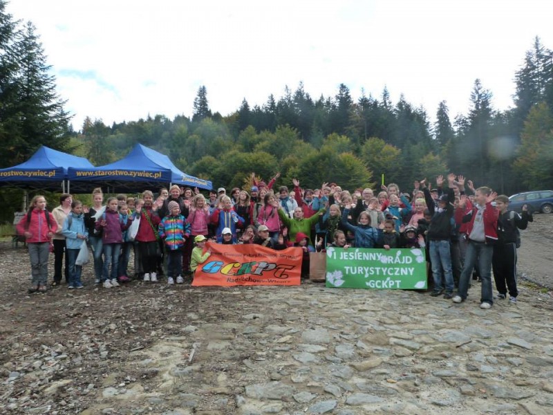 Ponad 100 uczestników ruszyło na szlaki w Bystrej podczas gminnego Rajdu Turystycznego!