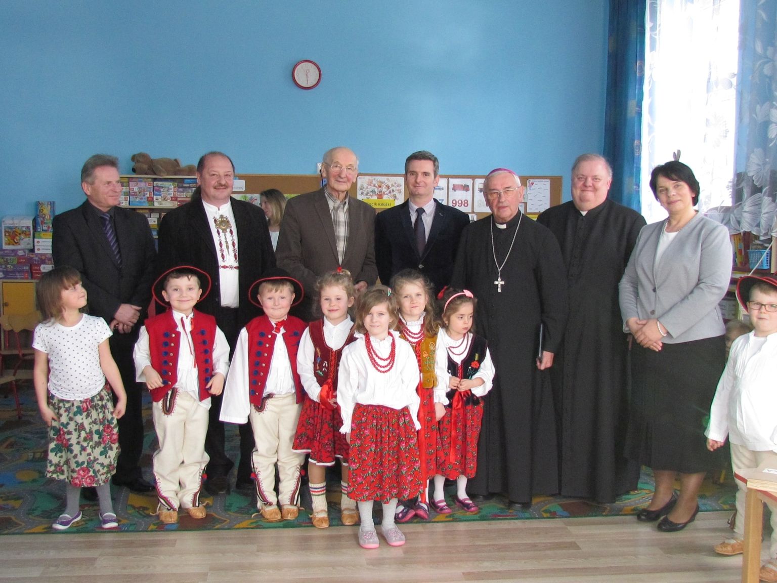 Spotkanie przedszkolaków z Radziechów z Księdzem Biskupem Tadeuszem Pieronkiem i jego bratem