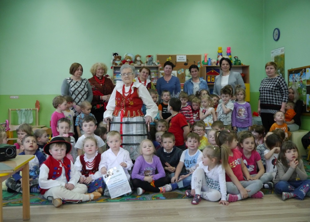 Przedszkolaki poznają historię Koła Gospodyń Wiejskich w Radziechowach