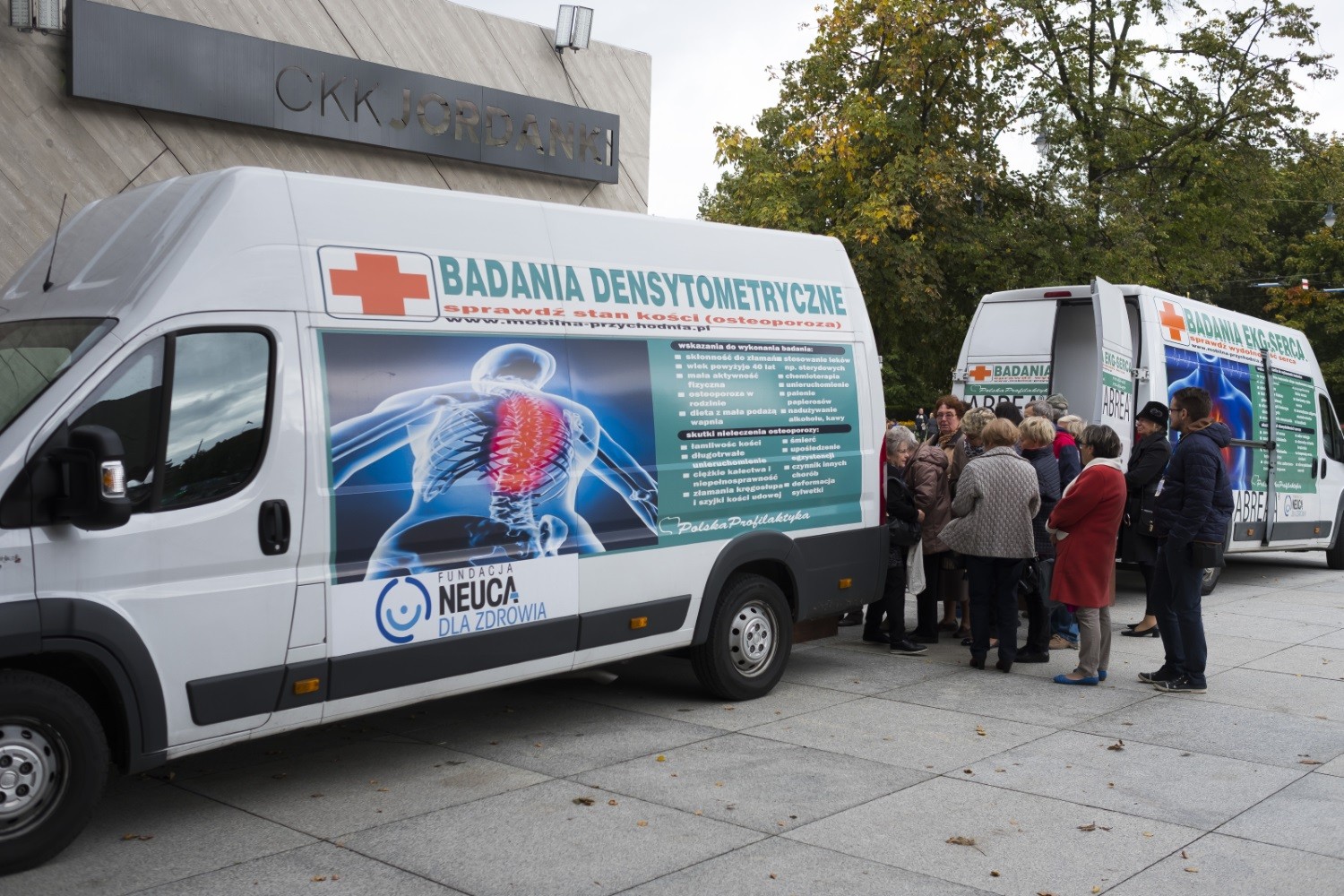 Osteobus odwiedzi Brzuśnik! Fundacja NEUCA dla Zdrowia rozpoczęła akcję bezpłatnych badań profilaktycznych.